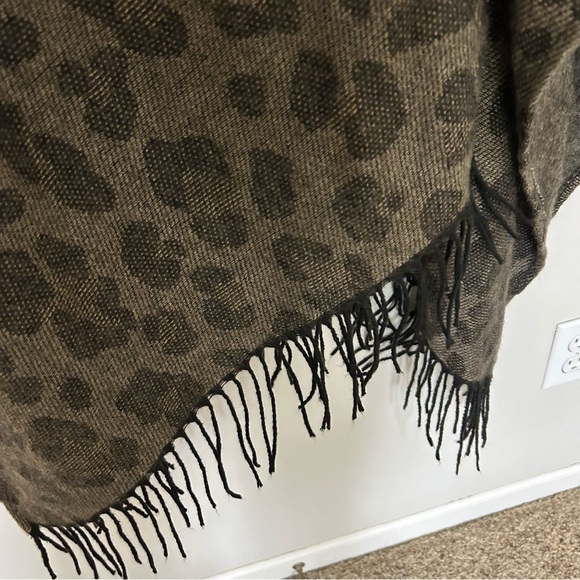Woolrich Women's Luxe Soft Warm Cozy Blanket Shawl Wrap Leopard Cape One Size - Picture 5 of 6